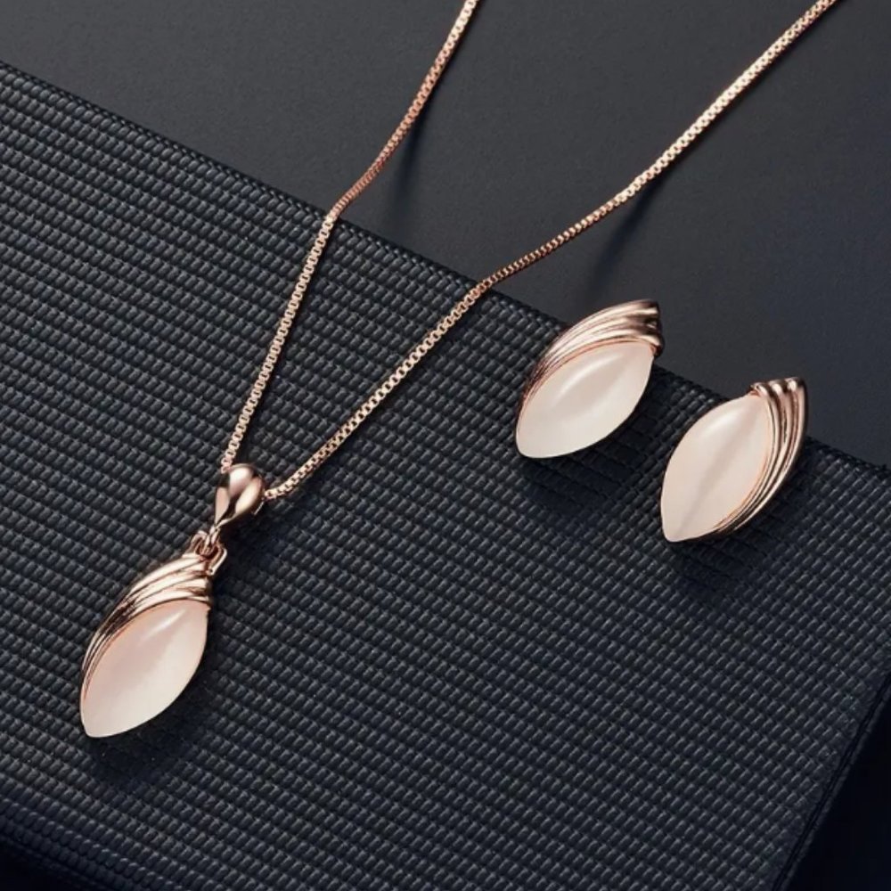 Pendant necklace & stud earrings set